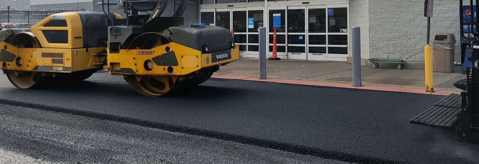 Image of an asphalt roller at work